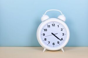 Zmiana czasu letniego na zimowy 2018. Jak obliczyć wynagrodzenie?