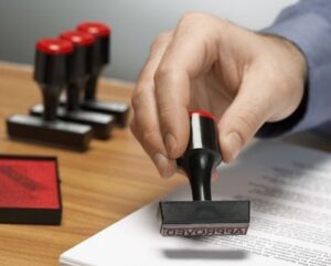 Kolejne ułatwienia dla przedsiębiorców – bez obowiązkowej pieczątki firmowej