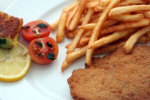 MF wyjaśnia kwestie odliczeń VAT od noclegów i gastronomii