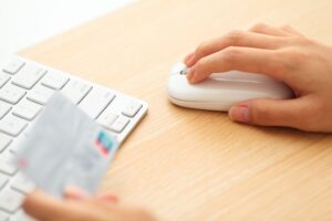 Transakcje dokonywane kartami płatniczymi w księgach