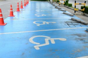 Młode matki, młodzi niepełnosprawni lub chorujący do 26 r.ż. są gorsi podatkowo od pracowników