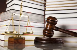 Komu przysługuje prawo pomocy? Jak wnioskować o zwolnienie od kosztów sądowych?