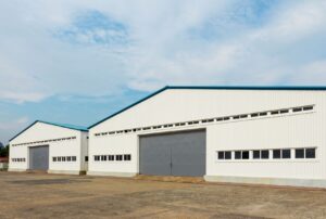 Jak rozliczyć usługę na nieruchomości w UE świadczoną przez nievatowców?