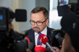 Projekt zniesienia limitu 30-krotności ZUS wycofany z Sejmu. Jednak Premier nie składa broni