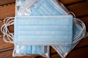 Przepisy dot. noszenia maseczek w pracy już nie zawierają błędów