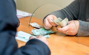 Czasowa rezygnacja z regulaminowych i umownych składników wynagrodzenia