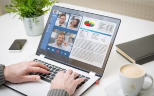 Praca zdalna: 12 dni w roku na wniosek pracownika oraz zwrot za Internet i prąd