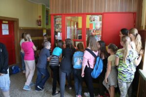 Zwolnienie z ZUS i postojowe dla sklepików szkolnych. Wnioski od 23 lipca