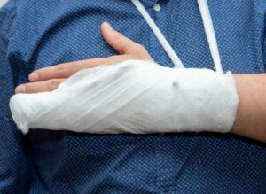 Wypadek na urlopie a prawo do świadczeń chorobowych