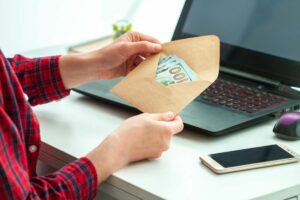 Przejście z wynagrodzenia na zasiłek a raporty ZUS