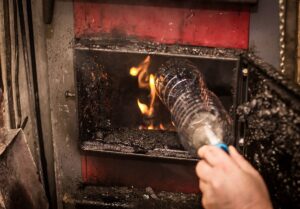 5000 zł za palenie śmieci w piecu. Kto i kiedy może nałożyć karę?