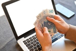 Dodatki dla przedsiębiorców za pracę zdalną, nawet 7 000 zł na etat [projekt MRiPS]