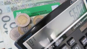 Jak otrzymać emeryturę, czy rentę po zmarłym?