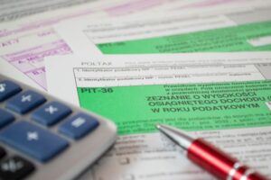 Kiedy przedsiębiorcy składają dwa PIT-y za 2022 rok? Konsekwencje Polskiego Ładu dla rozliczeń PIT