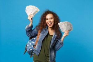 Praca młodych w Polsce: ile można zarobić bez konieczności płacenia podatku i utraty ulg?