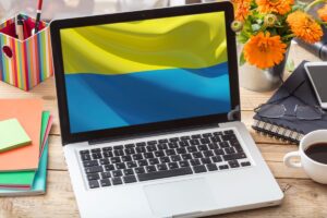 Wstrzymanie świadczenia z ZUS dla uchodźcy z Ukrainy po jego wyjeździe z Polski. Zasady