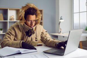 Zimno w pracy a obowiązki pracodawcy. Kiedy pracownik może odmówić świadczenia pracy