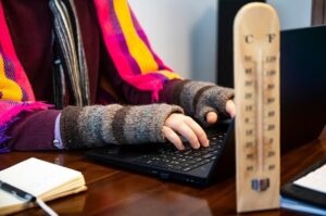 Zimno w pracy? Przypominamy najważniejsze obowiązki pracodawcy i uprawnienia pracowników