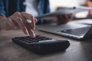 Składka zdrowotna 2025: Kto zyska a kto straci? Policzyliśmy nowe stawki zdrowotnej