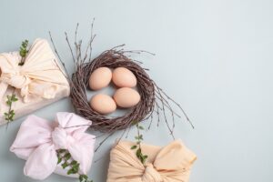 Wielkanocne prezenty w firmie. Kto i kiedy płaci od nich podatki?