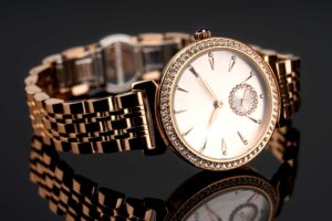 Licytacja w rytmie tik-tak. US sprzedaje trzy zegarki i złoty łańcuch za ponad 100 tys. zł