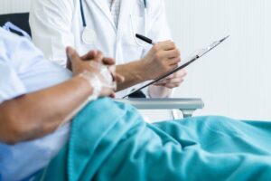 Pobyt w szpitalu a L4. Kto wystawia zwolnienie lekarskie, co z wynagrodzeniem?