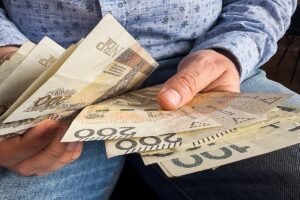 Praca ucznia lub studenta w wakacje a prawo do ulgi dla młodych