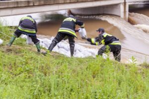 PiP: Usuwanie skutków powodzi usprawiedliwia nieobecność w pracy