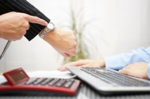 Spóźnienia do pracy mogą być uznane za łamanie obowiązków pracowniczych [wyrok]