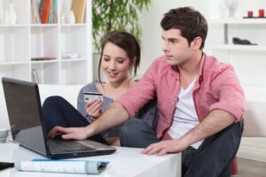 Masz 26 lat? W tym roku musisz rozliczyć swój pierwszy PIT. Jak to zrobić?