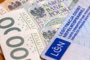 500+ dla osób niepełnosprawnych. ZUS wyjaśnia co zrobić, by skorzystać z pomocy