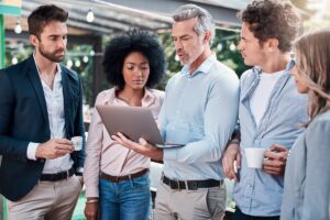 Koszty zatrudnienia idą w górę. Ile kosztuje pracownik w poszczególnych branżach