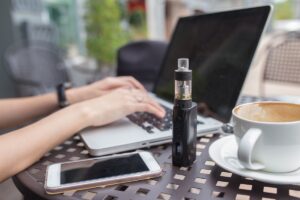 Zakaz palenia e-papierosów bez nikotyny w pracy. Nowe przepisy już obowiązują