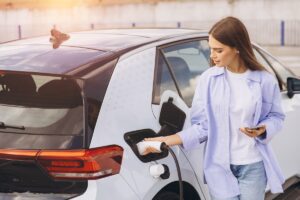 Czy zwrot kosztów służbowego korzystania przez pracownika z jego auta elektrycznego podlega opodatkowaniu?