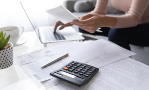 Coraz więcej firm wystawia faktury z odroczonym terminem płatności. Kto najdłużej czeka na należne pieniądze?