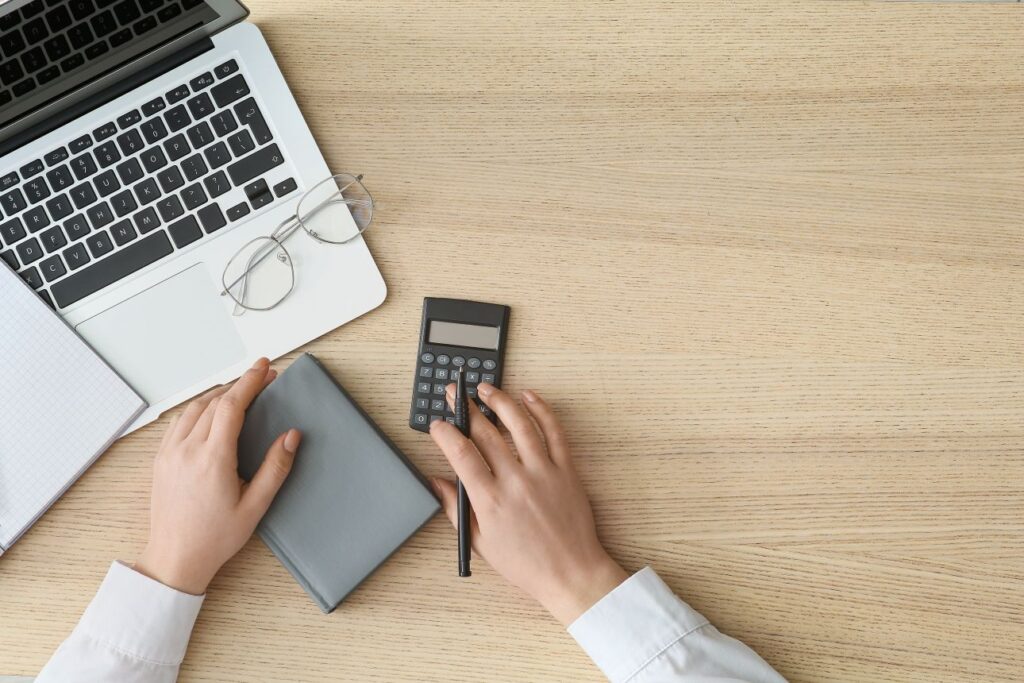 kalkulator, komputer, ręka, biurko