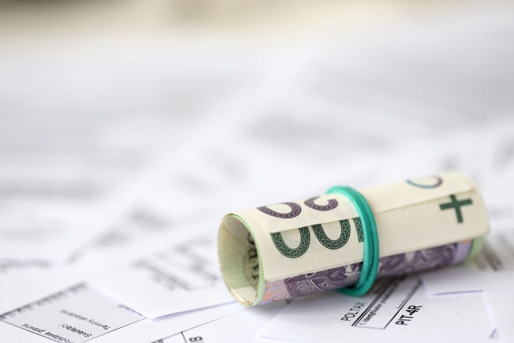 Deklaracje PIT, druki, banknot, PLN