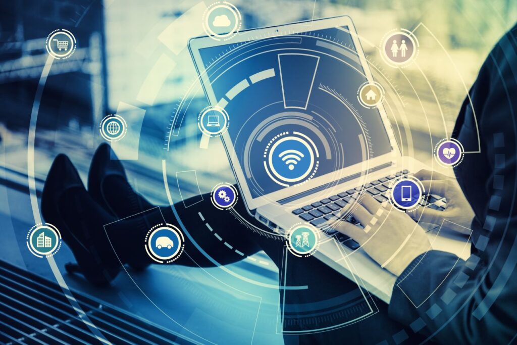 Kobieta pracująca na komputerze, internet