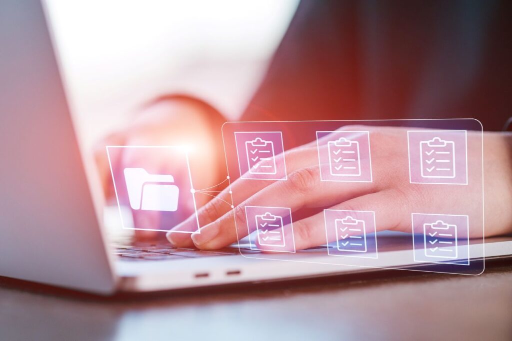 Klawiatura, ekran, osoba pracująca na komputerze