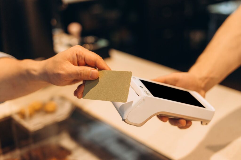 Ręka trzymająca terminal, płatność kartą