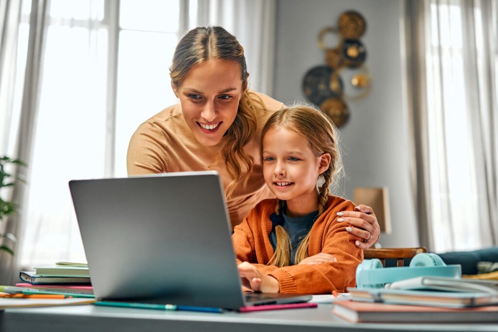 Dziecko, matka, komputer