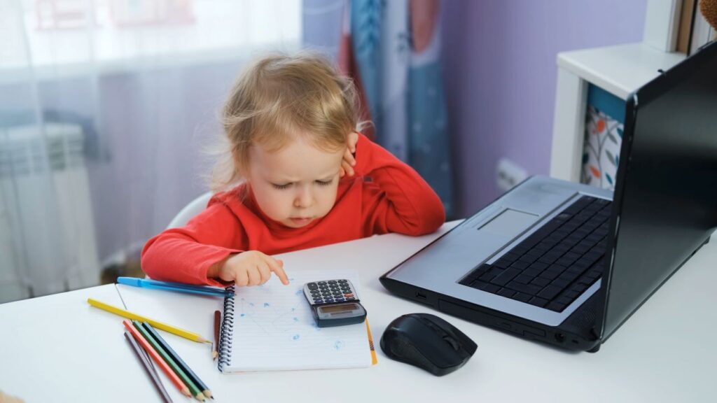 Dziecko, kalkulator, biurko