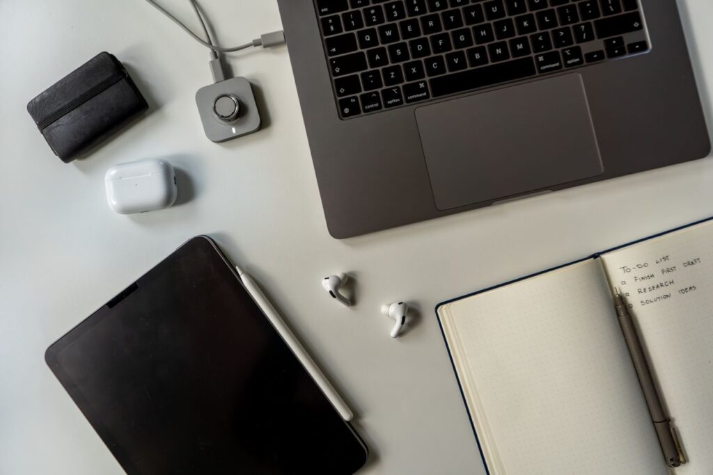 Komputer na biurku, notatnik