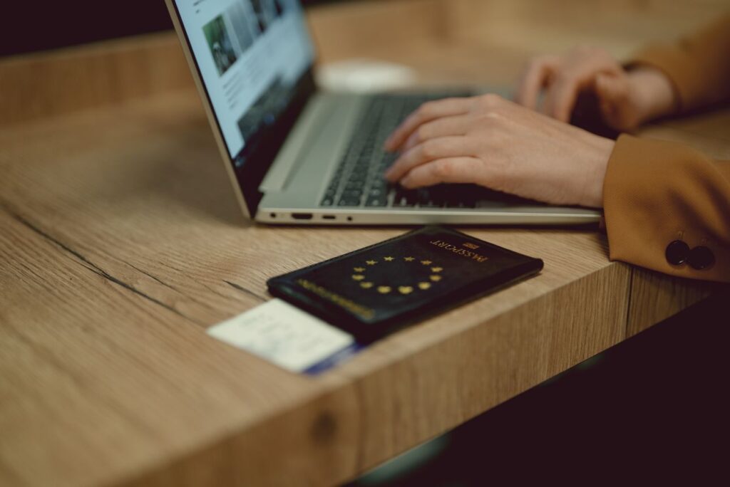 Praca za granicą, paszport, komputer