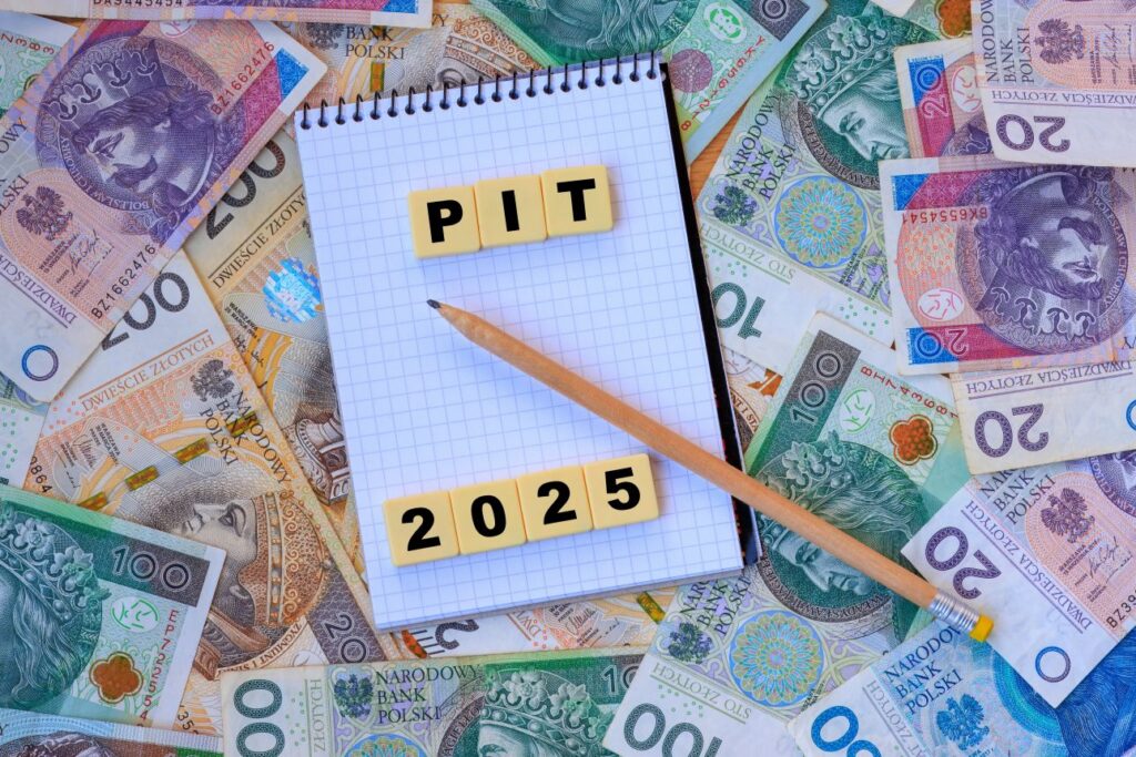 podatek PIT, rok 2025, notatnik, pieniądze