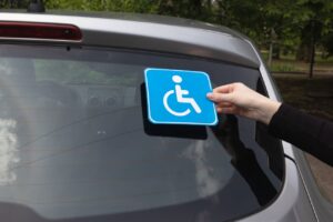 Kupno samochodu w trakcie roku a ulga rehabilitacyjna. Co z limitem wydatków?