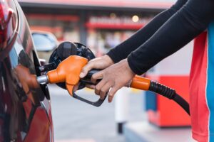 Rząd wprowadza pakiet CPN: obniża VAT i akcyzę na paliwa. Codziennie będzie ustalał maksymalną cenę