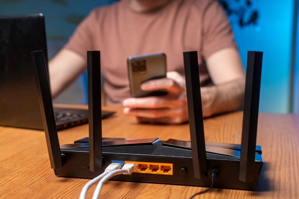 Internet, człowiek korzystający z komputera, router
