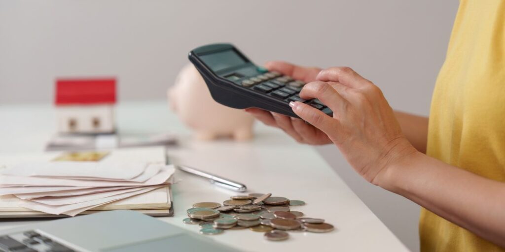 kalkulator, człowiek liczący na kalkulatorze, pieniądze