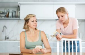 Wakacyjne zarobki dziecka mają wpływ na ulgę prorodzinną w PIT. Ten limit może kosztować rodziców ulgę